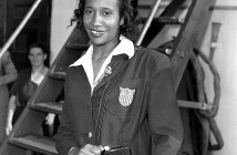 A saltadora americana Alice Coachman Davis desembarca após conquistar o ouro em Londres, em 1948 (Foto: John Rooney/17 de agosto de 1948/Associated Press)