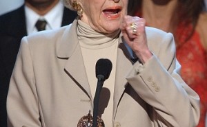 A atriz Elaine Stritch, ao receber o prêmio Tony especial por seu show solo "Elaine Stritch: at Liberty", em Nova York, em 2002. (Foto: Suzanne Plunkett/AP)