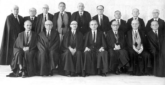 Medeiros (2º em pé da dir. para esq.) na composição do STF em 65; Nunes Leal (1º sentado à esq.) e Lins (4º em pé da esq. para dir.) - (Crédito: STF)
