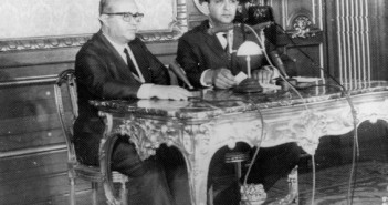 Gaminha (esq.) no momento que o colocou na história, anunciando o AI-5 ao lado do locutor oficial da Voz do Brasil, Alberto Curi. (Foto: Agência Estado)