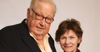 O diretor de documentários americano Robert L. Drew, ao lado da esposa, Anne, em 26 de abril de 2008. (Foto de Scott Gries/Getty Images North America/Getty Images/AFP/Arquivos)