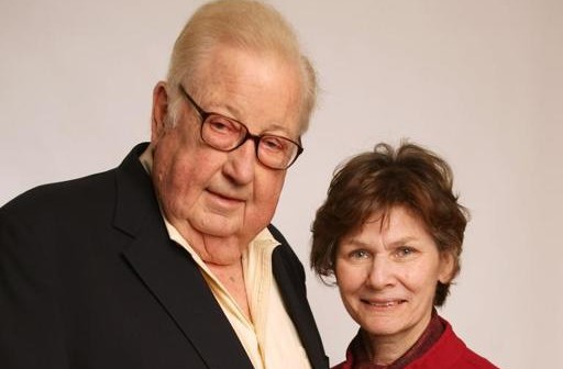 O diretor de documentários americano Robert L. Drew, ao lado da esposa, Anne, em 26 de abril de 2008. (Foto de Scott Gries/Getty Images North America/Getty Images/AFP/Arquivos)