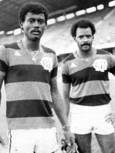 Washington (esq.) e Assis (dir.) foram campeões estaduais pelo Atlético-PR em 1982 (Foto: Gazeta Press)