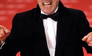 13.fev.2011 - O ator espanhol Alex Angulo chega a festa de cerimônia do Prêmio Goya (Foto: Dani Pozo/AFP)