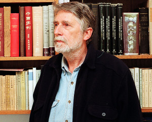 O escritor belga que sob o pseudônimo de Simon Leys, em foto de 1998. (Foto: William West/1º de abril de 1998/AFP)