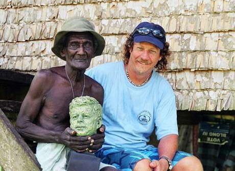 Eroni Kumana a esquerda, o "heroi" das Ilhas Salomão que socorreu o ex-presidente americano e outros tripulantes após naufrágio. (Foto: AFP)