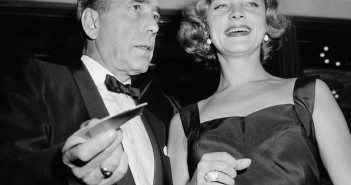 Lauren com o esposo Humphrey Bogart durante estreia de filme em 12 de outubro de 1955 (Foto: Harold Filan/AP Photo)
