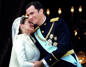Manuel Pertegaz o estilista que desenhou o vestido de noiva da rainha Letizia de Espanha.