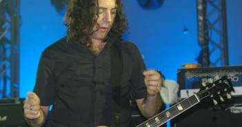 Robert 'Throb' Young, guitarrista do Primal Scream, em foto de 2004 (Foto: Hayley Madden/Redferns/Getty Images)