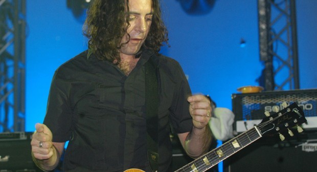 Robert 'Throb' Young, guitarrista do Primal Scream, em foto de 2004 (Foto: Hayley Madden/Redferns/Getty Images)