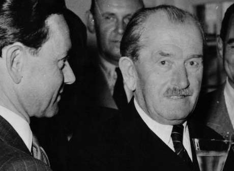 Ferdinand Porsche (à direita) e seu filho, em 1948. Dupla revitalizou a empresa depois da Segunda Guerra Mundial (Foto: Keystone/Stringer / Getty Images)