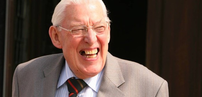 Foto de 2008 mostra Ian Paisley sorrindo enquanto aguardava a chegada de Gordon Brown, em Belfast, Irlanda do Norte - (Foto: PETER MUHLY / AFP)