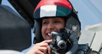 A primeira piloto dos Emirados, a major da Força Aérea, Mariam Al Mansouri, 35 anos, dirige um caça F-16 (Foto: HO / AFP)