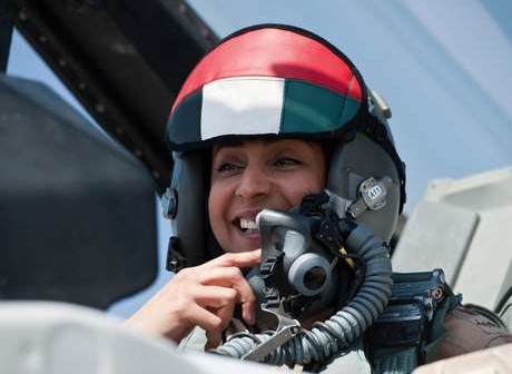 A primeira piloto dos Emirados, a major da Força Aérea, Mariam Al Mansouri, 35 anos, dirige um caça F-16 (Foto: HO / AFP)