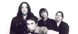 Robert 'Throb' Young (à esquerda, ao topo) com o Primal Scream: guitarrista deixou a banda em 2006 - (Foto: Divulgação)