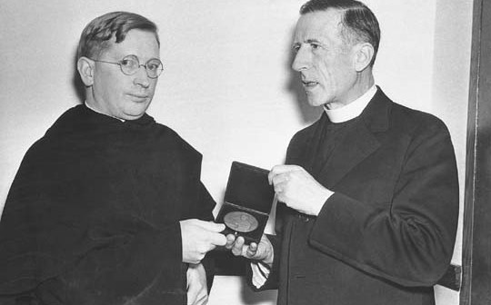 Edward V. Stanford e Pierre Teilhard de Chardin em 22 de março de 1937, em Villanova, Pennsylvania, USA.