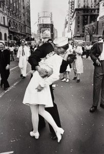 Glenn McDuffie o marinheiro que ficou famoso beijando a enfermeira Edith Shain, no fim da II Guerra