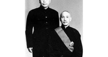 Chiang Ching-kuo e seu pai Chiang Kai-shek em 1948.