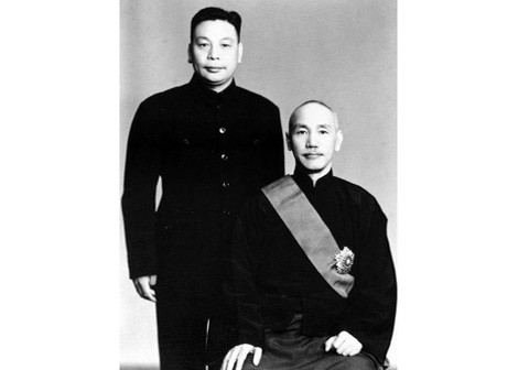 Chiang Ching-kuo e seu pai Chiang Kai-shek em 1948.