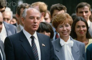 Mikhail e Raisa Gorbachev  em October 1985, Paris, France - (Image by © Peter Turnley/Corbis)