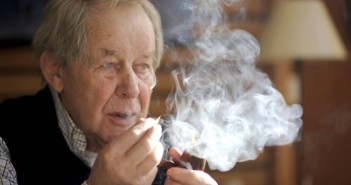 O escritor alemão Siegfried Lenz em foto de 2011 - (FABIAN BIMMER / AFP)