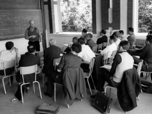 Foto divulgada pelo High Scientific Studies Institute mostra o matemático Alexandre Grothendieck lecionando em Paris, na década de 1960 (Foto: AP Photo/IHES)