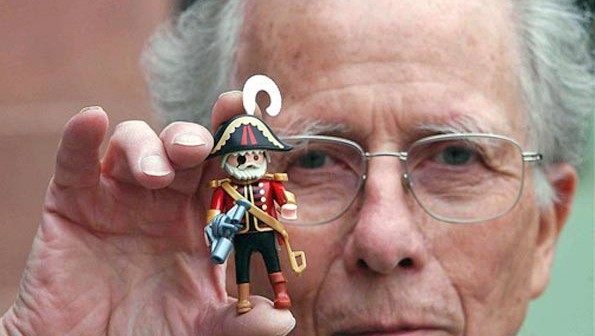 Hans Beck, criador do Playmobil, posa ao lado de exemplar do brinquedo em foto de 2004. (Foto: AFP)