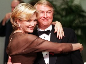 A jornalista Diane Sawyer e seu marido, o diretor Mike Nichols, em 1997 (Foto: AP Photo/Chris Pizzello, FILE)