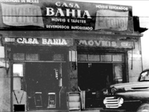 Na década de 1950, Samuel Klein começou a vender roupas de cama, mesa e banho de porta em porta pelas ruas de São Caetano do Sul. Em 1957, ele comprou sua primeira loja na cidade, e a batizou de Casas Bahia em homenagem aos imigrantes nordestinos (Foto: Divulgação/Casas Bahia)