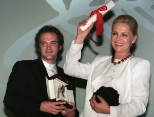 A atriz italiana Virna Lisi recebe o prêmio de melhor atriz no Festival de Cannes 1994 por seu papel em "A Rainha Margot"; a seu lado, Quentin Tarantino posa com a Palma de Ouro por "Pulp Fiction" (Patrick Hertzog/AFP Photo) 