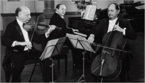Na foto (do inicio dos anos 80) está o Trio, fundado em 1955, referência para a música de câmara - e que teve, como violoncelista em sua ultima formação, nosso Antonio Meneses.