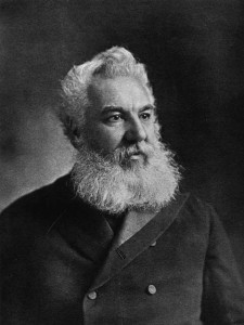 O escocês Alexander Graham Bell registrou seu invento em 14 de fevereiro de 1876, no mesmo dia que outro inventor, o norte-americano Elisha Gray. Bell, no entanto, chegou mais cedo e virou o pai do telefone (Foto: Rischgitz/Stringer / Getty Images)