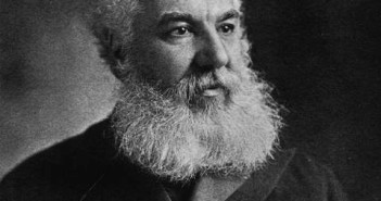 O escocês Alexander Graham Bell registrou seu invento em 14 de fevereiro de 1876, no mesmo dia que outro inventor, o norte-americano Elisha Gray. Bell, no entanto, chegou mais cedo e virou o pai do telefone (Foto: Rischgitz/Stringer / Getty Images)