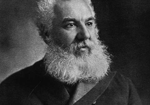 O escocês Alexander Graham Bell registrou seu invento em 14 de fevereiro de 1876, no mesmo dia que outro inventor, o norte-americano Elisha Gray. Bell, no entanto, chegou mais cedo e virou o pai do telefone (Foto: Rischgitz/Stringer / Getty Images)