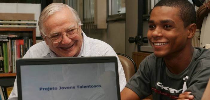 O cientista Leopoldo Meis ao lado de um aluno. Projeto Jovens Talentosos, do Instituto de Bioquímica Médica da UFRJ. (Foto: Marcelo Piu/ 19-08-2009)