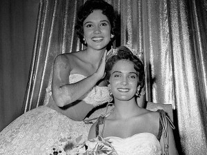 Mary Ann Mobley (à esquerda) coroa Miss Mississippi, Lynda Lee Mead, em foto de 12 de setembro de 1959 (Foto: Bill Achatz/AP Photo)