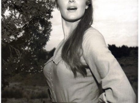 Patricia nos bastidores de 'Daniel Boone', na década de 1960 (Foto: Fox/Arquivo)