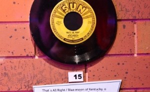 Vinil que integra a exposição "The Elvis Experience". (Foto: Manuela Scarpa/Foto Rio News)