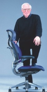 Bruce Niels Diffrient com uma cadeira Freedom. (Foto: Sally Andersen)