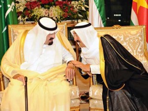 Rei Abdullah (esquerda), da Arábia Saudita, (L) e o Emir do Kuwait, xeque Sabah al-Ahmad al-Sabah, durante reunião da Organização da Conferência Islâmica (OCI) em Meca. (Foto: Arábia Agência Press / Reuters)