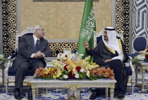 O presidente egípcio, Adli Mansour, e o rei saudita Abdullah em encontro na Arábia Saudita  (Foto: Reuters)
