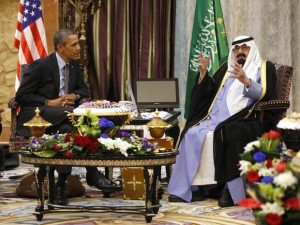 Barack Obama, presidente dos Estados Unidos, e Abdullah, rei da Arábia Saudita, se encontram (Foto: REUTERS/Kevin Lamarque)