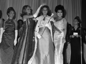 Ana Cristina Ridzi é coroada "Miss Brasil 1966" em concurso realizado em julho no Maracanãzinho, no Rio (Foto: Arquivo / Agência O Globo)