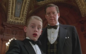 Macaulay Culkin e Edward Herrmann em cena de 'Riquinho' (1994) (Foto: Divulgação)