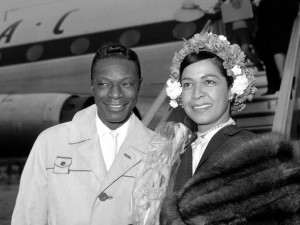 Em imagem de 1960, o casal Nat King Cole e Maria Cole chegam ao aeroporto de Londres (Foto: Brian Calvert/AP)