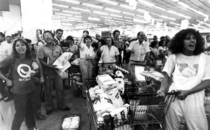 Na foto, centenas de pessoas comemoram a autuação do supermercado Jumbo Pompéia, em São Paulo, por aumentar os preços de diversos produtos.
