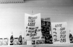 Na foto, cartaz avisa que venda de leite é de duas unidades por cliente.