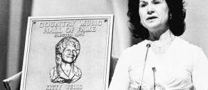 Kitty Wells entrou para o Country Music Hall of Fame em 1976 - (Foto: AP)