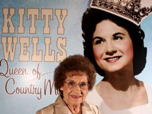 Kitty Wells é considerada a 'rainha da música country' nos EUA (Foto: AP)