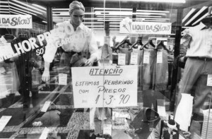 Plano Collor - Brasil, Sao Paulo, SP, 19/03/1990. Precos congelados. Foto: Ari Vicentini/AE Pasta: 22187
